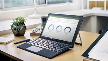 Escritorio con un ordenador Surface mostrando gráficos de Excel