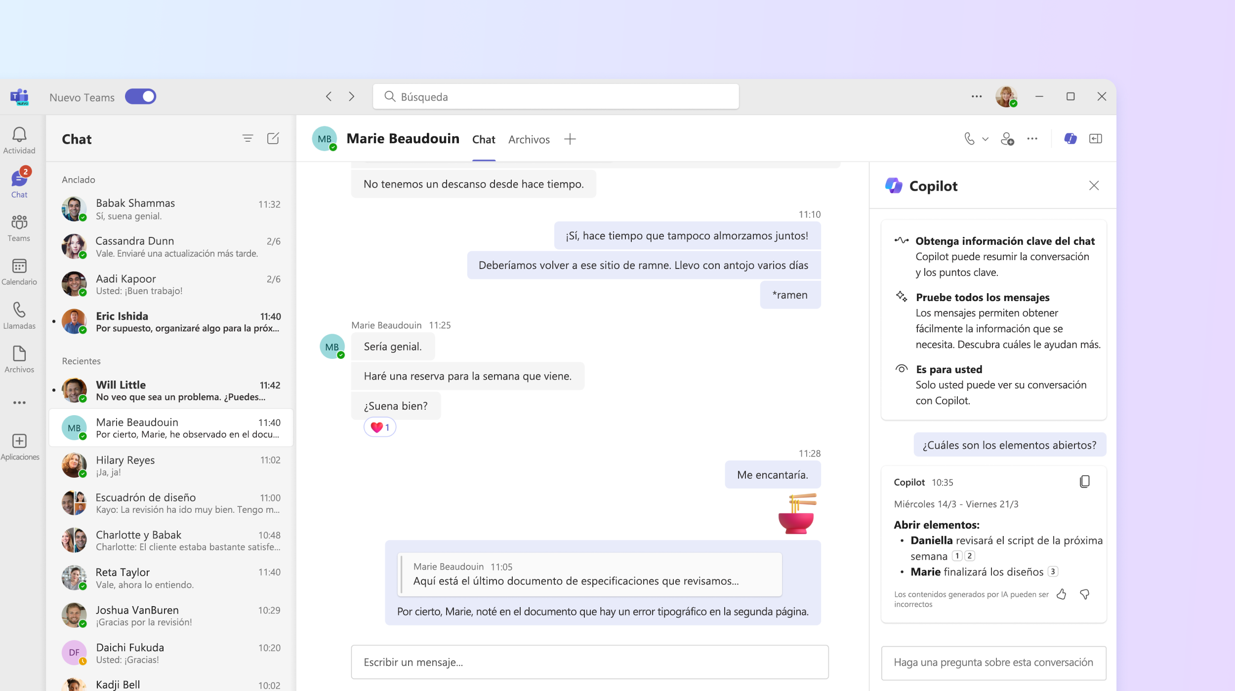 La captura de pantalla muestra Copilot en el chat de Teams respondiendo a una pregunta sobre los elementos abiertos de la reunión.