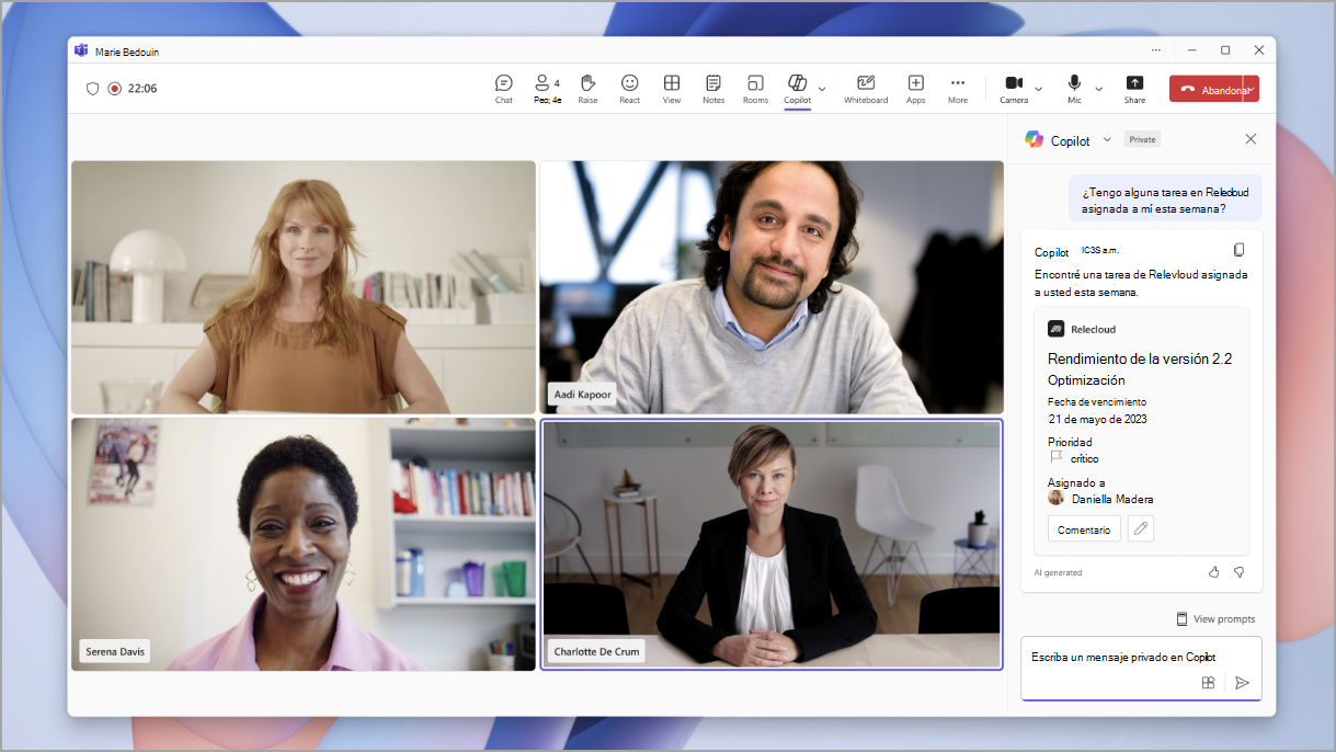 Captura de pantalla de una videoconferencia con cuatro participantes y una tarea de Copilot para "Optimización del rendimiento de la versión 2.2" que vence el 21 de mayo de 2023.