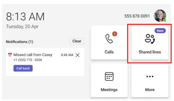 Imagen de la pantalla principal de un teléfono de escritorio de Teams. Un cuadro rojo resalta el botón líneas compartidas.