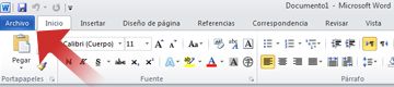 Flecha que señala la ficha Archivo en Word