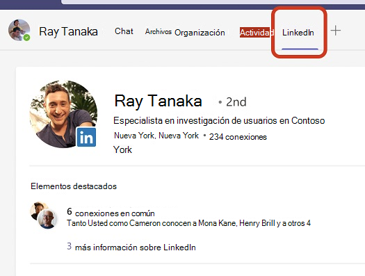 Un chat de Teams. Un cuadro rojo resalta la pestaña LinkedIn y los detalles sobre el perfil de la persona se muestran en la ventana de chat. 