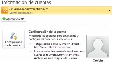 La configuración de la cuenta de Exchange en la vista Backstage que incluye información del Archivo en línea y Outlook Web Access