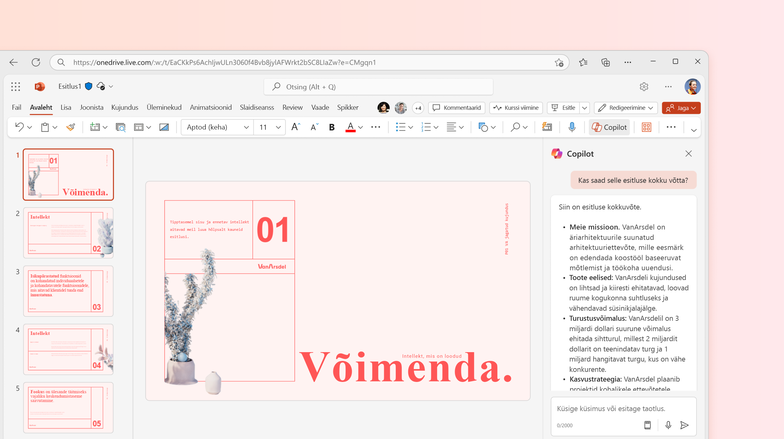 Kuvatõmmis, mis näitab Copilotit tegemas PowerPointis esitlusest kokkuvõtet.