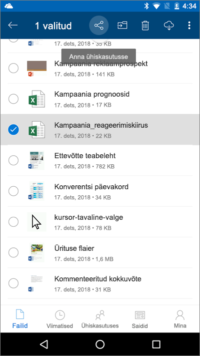 Kuvatõmmis OneDrive'i mobiilirakendusest, milles on fail valitud ja üleslaadimise ikoon esile tõstetud