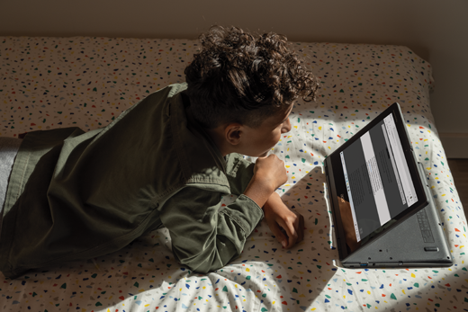 Põhikooli poiss loeb ette veebilehe, kus süvaluger Microsoft Edge.