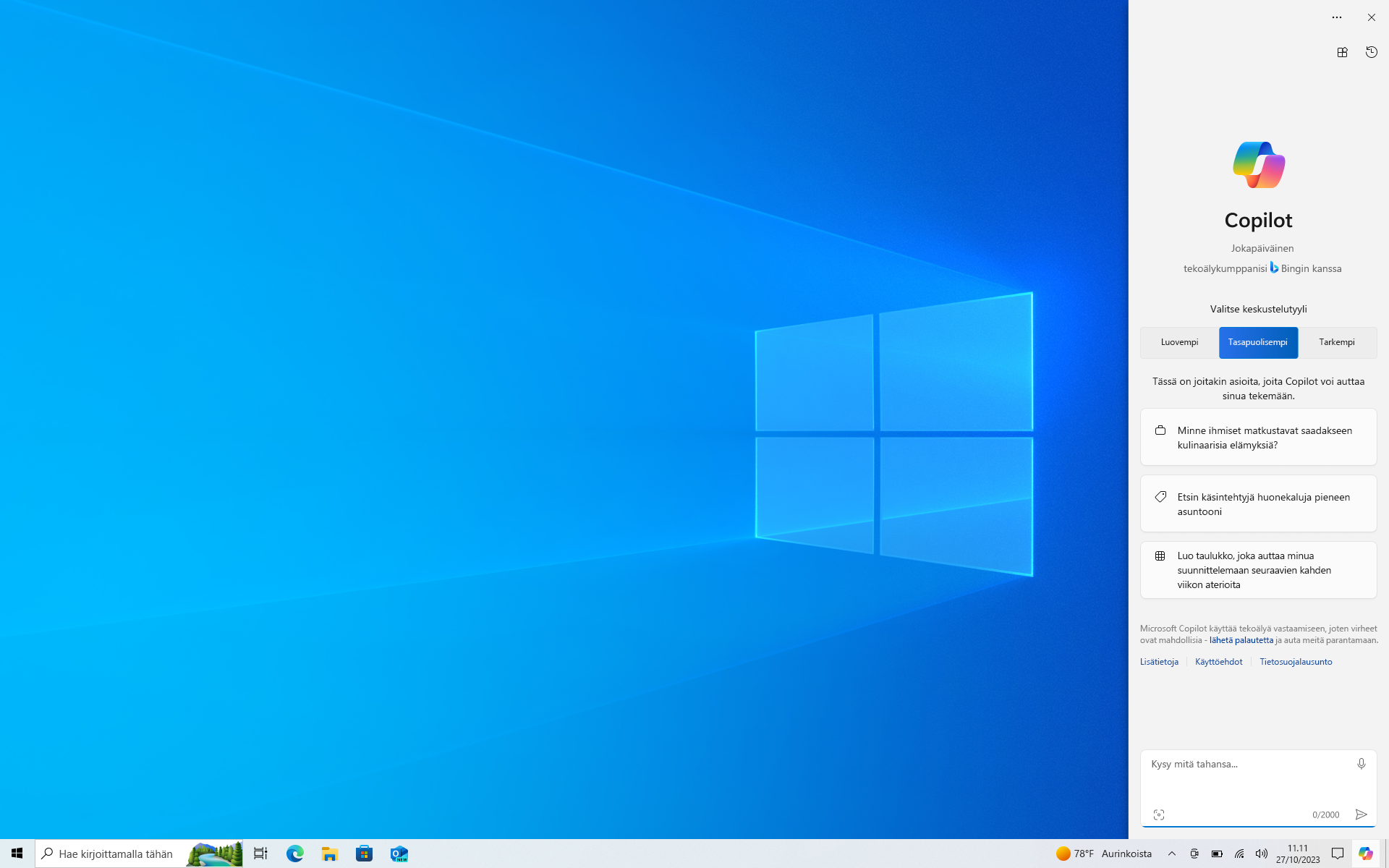 Näyttökuva työpöydästä, jossa näkyy Copilot Windows 10:n sivupalkissa.