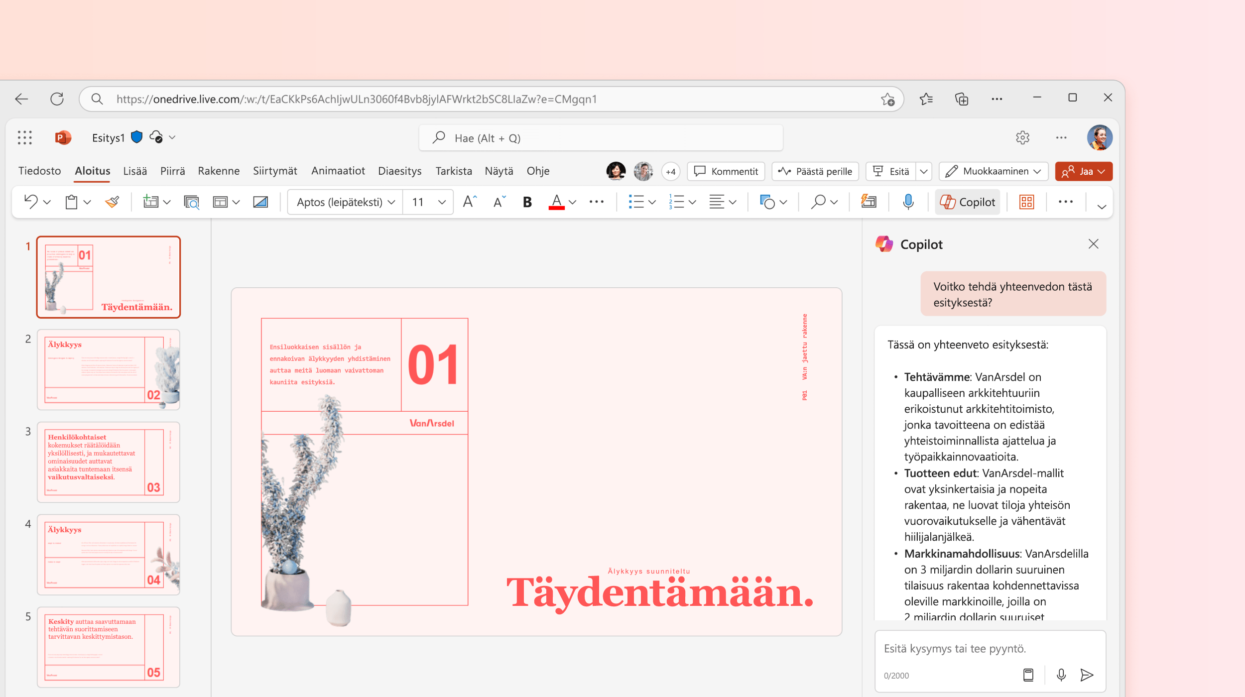 Näyttökuvassa näkyy PowerPointin Copilot, joka tekee yhteenvedon esityksestä.