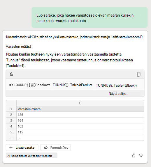 Copilot Excelissä luo XLookup-kaavan, joka perustuu asiakkaan kehotteeseen, jossa pyydetään saraketta, joka hakee varastotietoja toisesta laskentataulukosta.