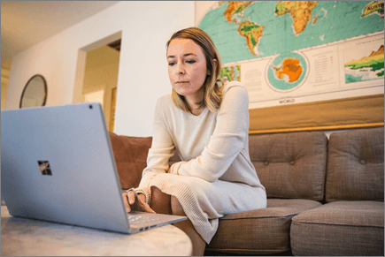Nainen käyttämässä kannettavaa tietokonetta
