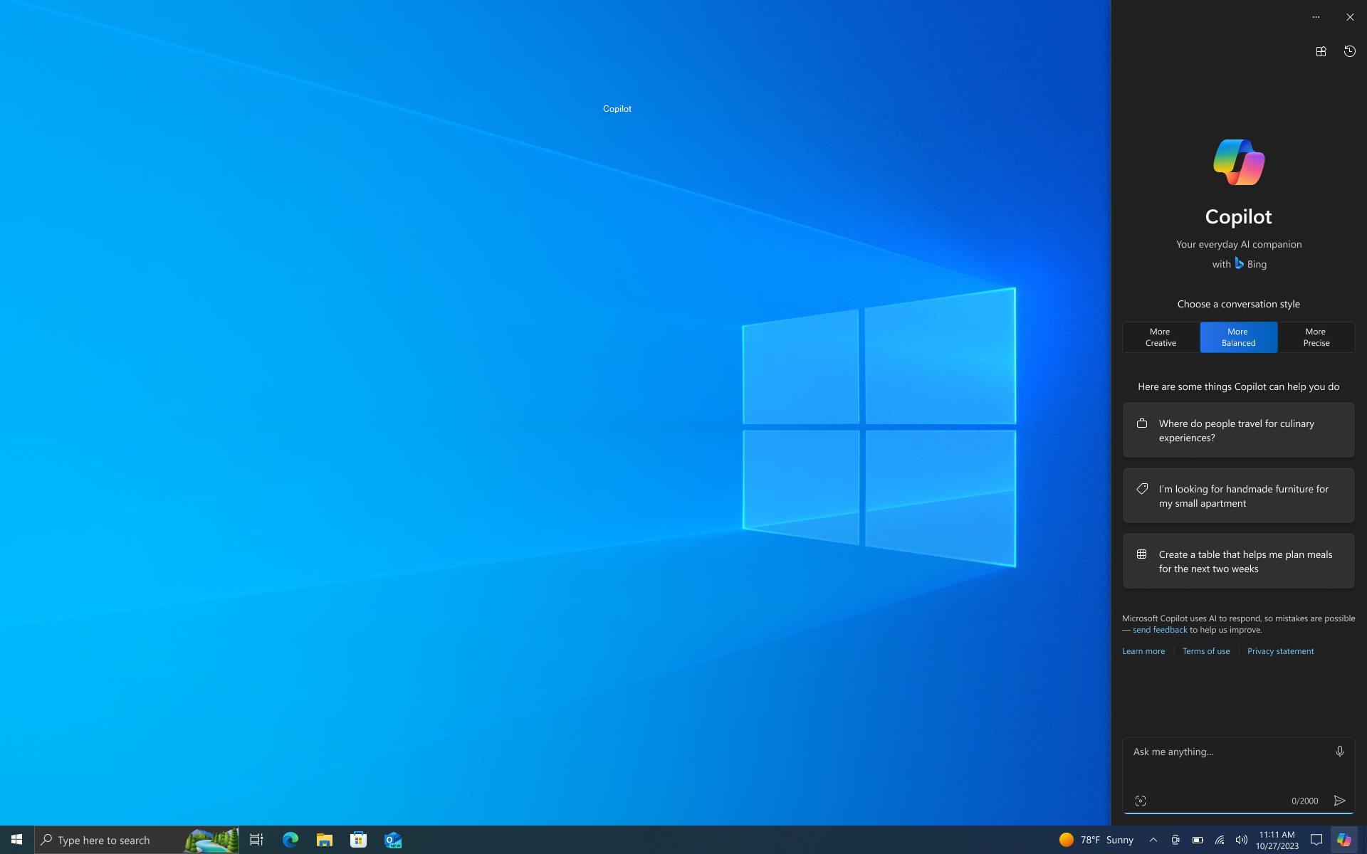 Capture d’écran du bureau Windows 10 utilisant le thème sombre avec Copilot dans la barre latérale Windows affichée, qui correspond au thème.