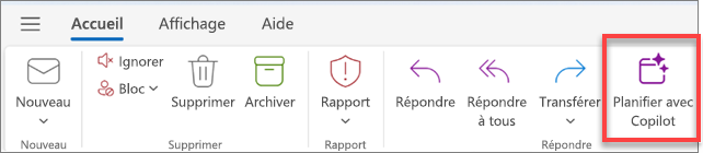 Affiche la barre d’outils Outlook avec le bouton « Planifier avec Copilot » mis en surbrillance.