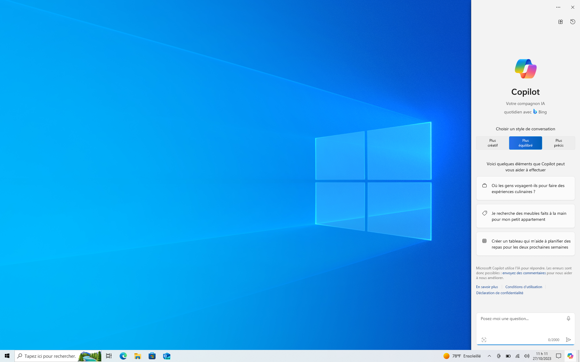 Capture d'écran du bureau avec la barre latérale Copilot in Windows 10 affichée.
