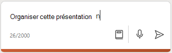 Capture d’écran de Copilot dans PowerPoint montrant une invite pour organiser la présentation