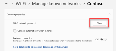 Capture d’écran des paramètres Windows sur Wi-Fi page de profil, avec Afficher Wi-Fi mot de passe réseau mis en évidence en rouge.