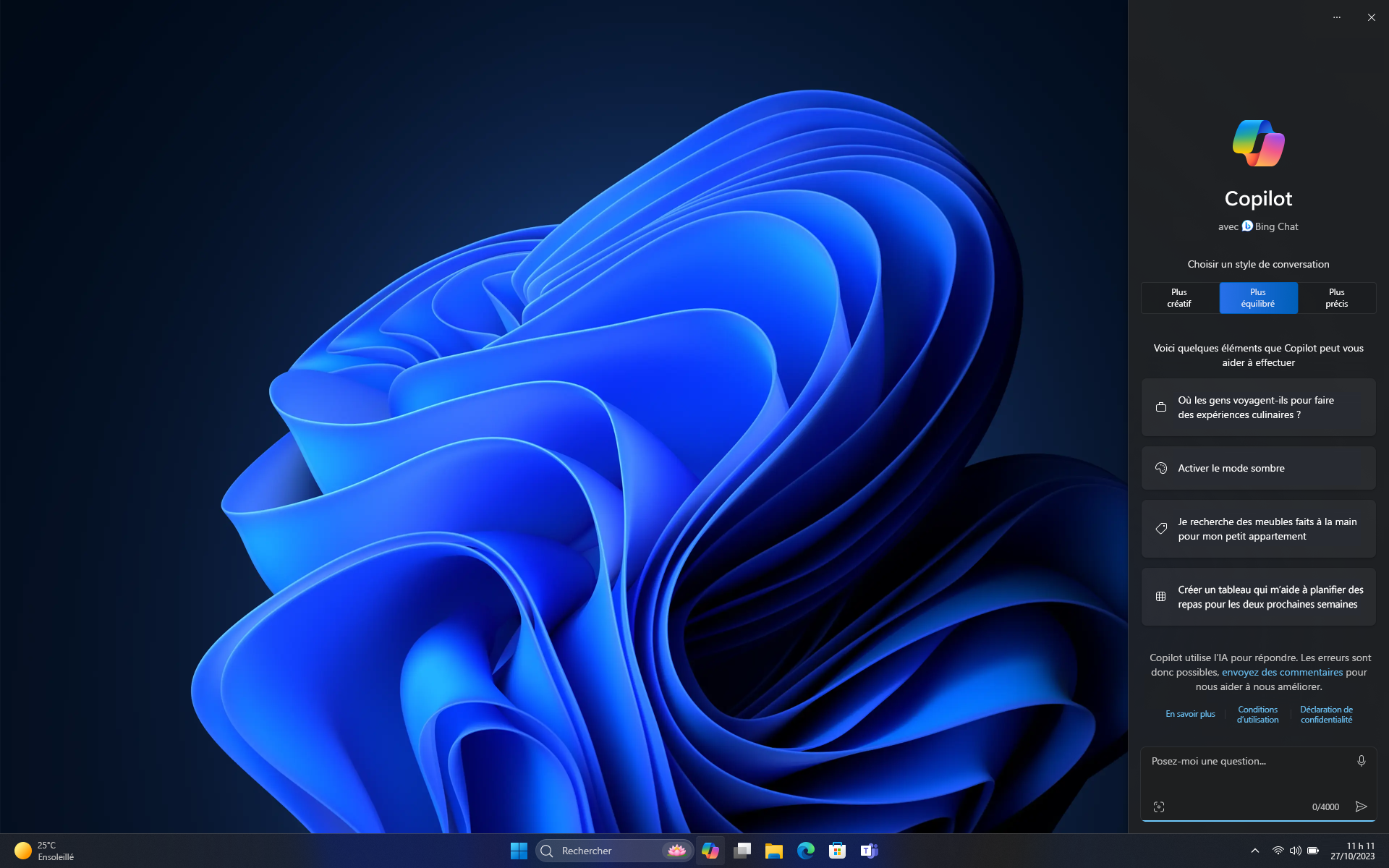Capture d’écran du bureau Windows utilisant le thème sombre avec Copilot dans la barre latérale Windows affichée, qui correspond au thème.