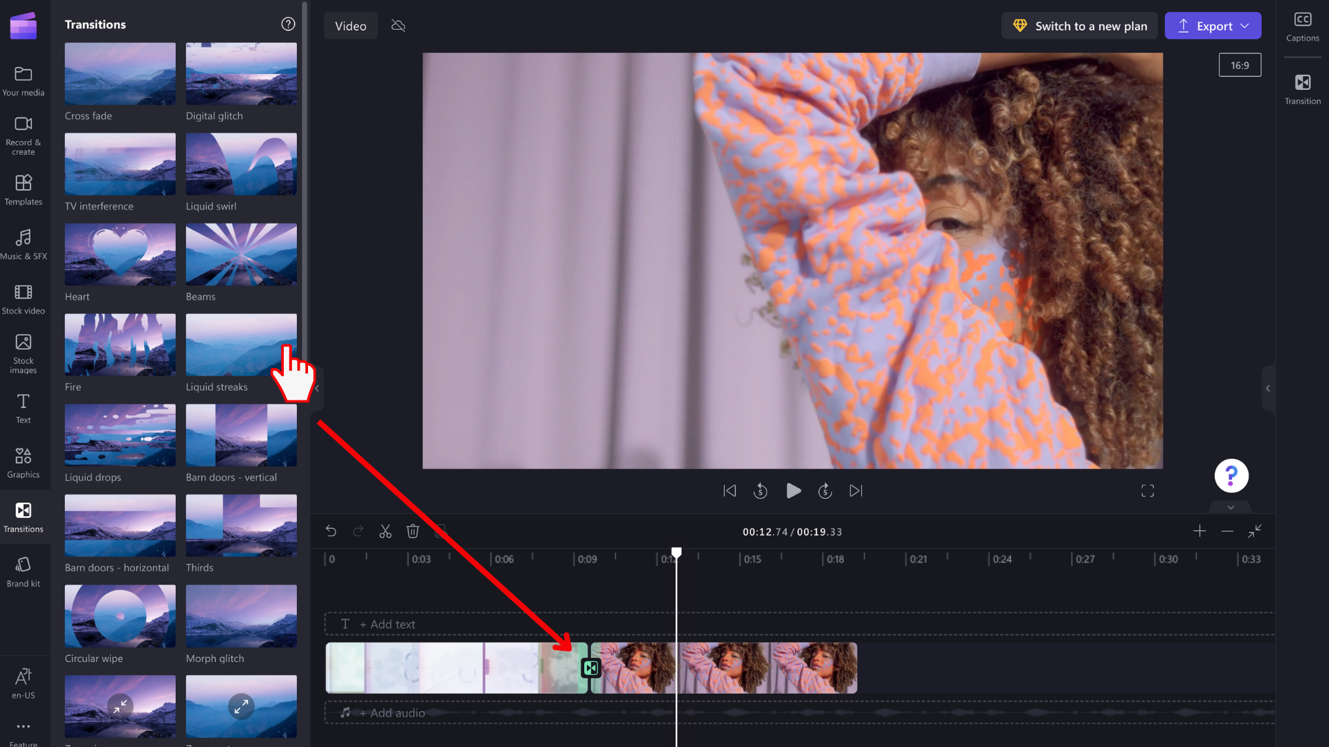 Image d’un utilisateur faisant glisser-déposer une transition sur la chronologie entre deux clips.