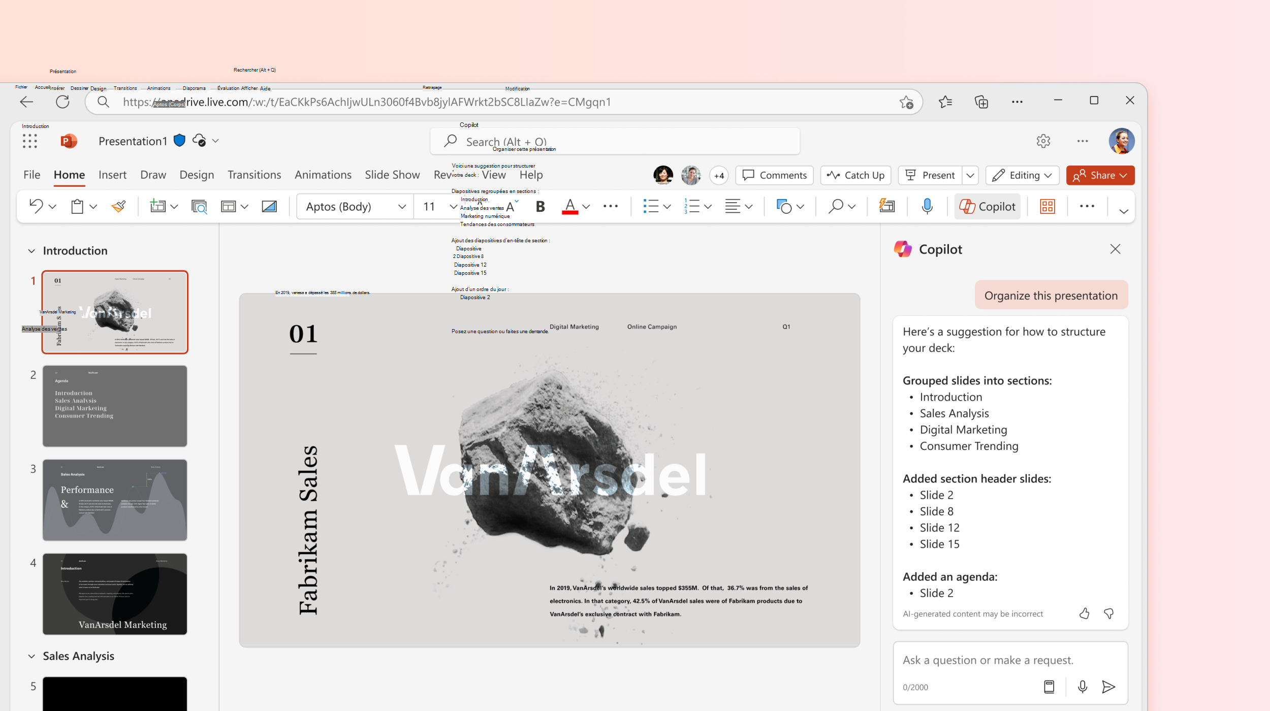 Capture d’écran montrant Copilot dans PowerPoint qui organise la présentation.