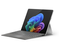 Surface Pro (11e édition) sur pied clavier platine face à gauche avec bloom sur l’écran.