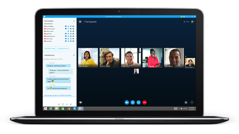 Photo d'un ordinateur portable avec une réunion Skype Entreprise en cours