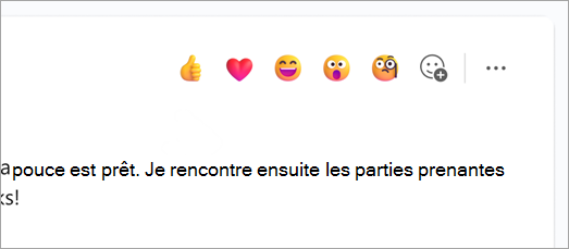 Capture d’écran montrant l’emoji de réaction rapide au-dessus d’un message de conversation