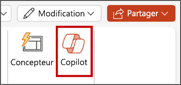 Capture d’écran du bouton Copilot pour Microsoft 365 dans PowerPoint dans le menu du ruban