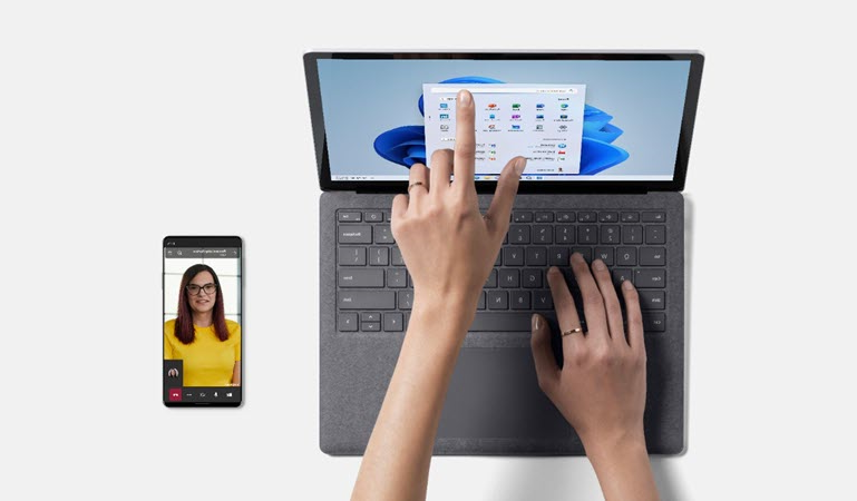 תמונה של מישהו שמשתמש במכשיר Surface בזמן שהוא מדבר עם מומחה מוצר