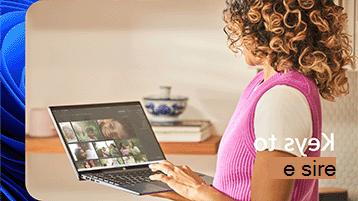 תמונה של אישה מחזיקה מחשב נישא עם Windows 11 ומתבוננת בתמונות, עם הכיתוב "מקשים לקלים יותר" בפינה השמאלית התחתונה