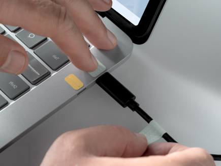 אדם המחבר כבל USB-C ליציאת USB-C באמצעות תוויות היציאה כמדריך.