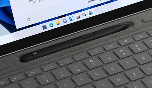 Surface Slim Pen 2 באזור הטעינה מעל שורת המספר של Surface Pro Signature Keyboard
