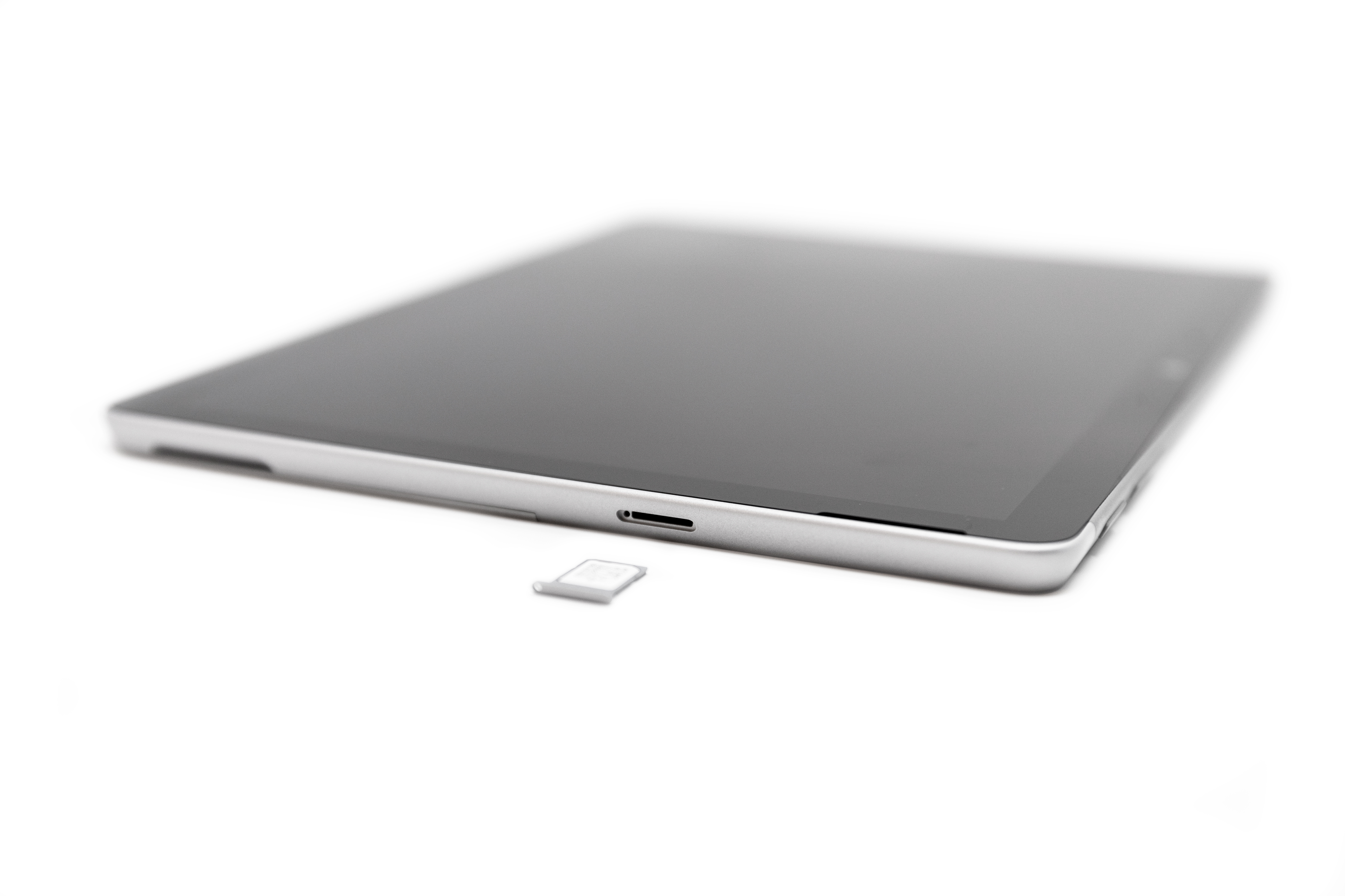 Surface Go 2 עם כרטיס SIM ממוקם במגש ה- SIM.