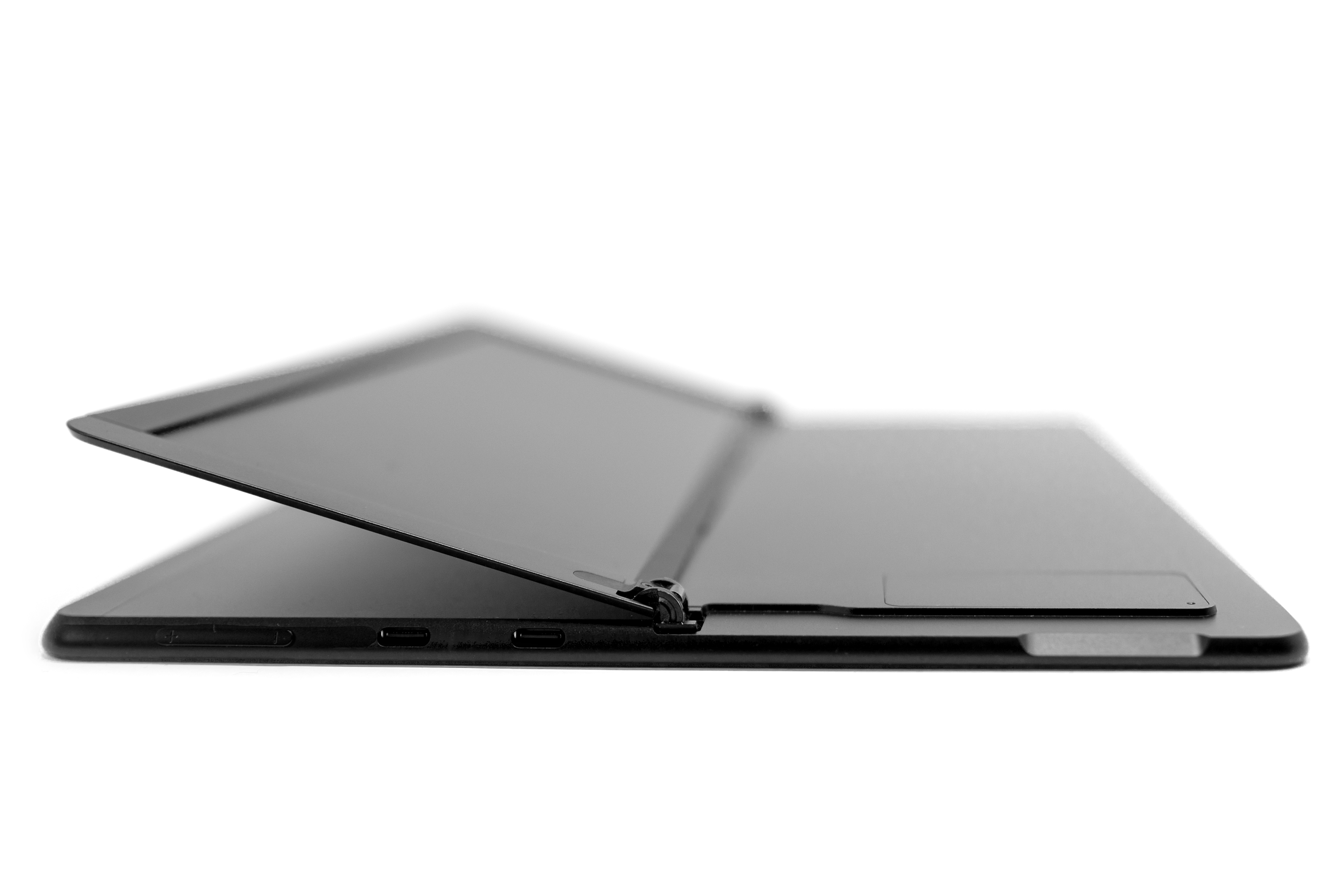 אי Surface Pro X עם המעמד המורמת כדי לחשוף דלת SIM.