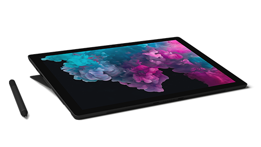 תמונה של Surface Pro 6 במצב סטודיו עם עט Surface לצדו