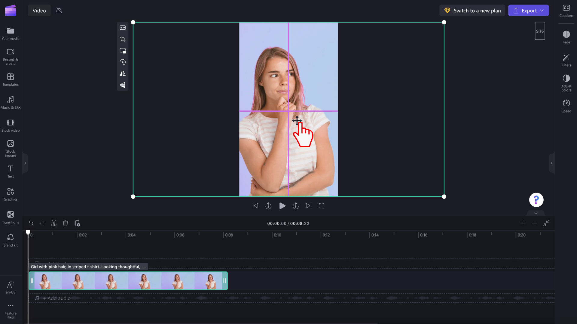 תמונה של משתמש הממקם מחדש את התצוגה המקדימה של הווידאו עם מילוי.