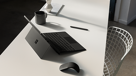 תמונה של Surface Pro 6 על שולחן