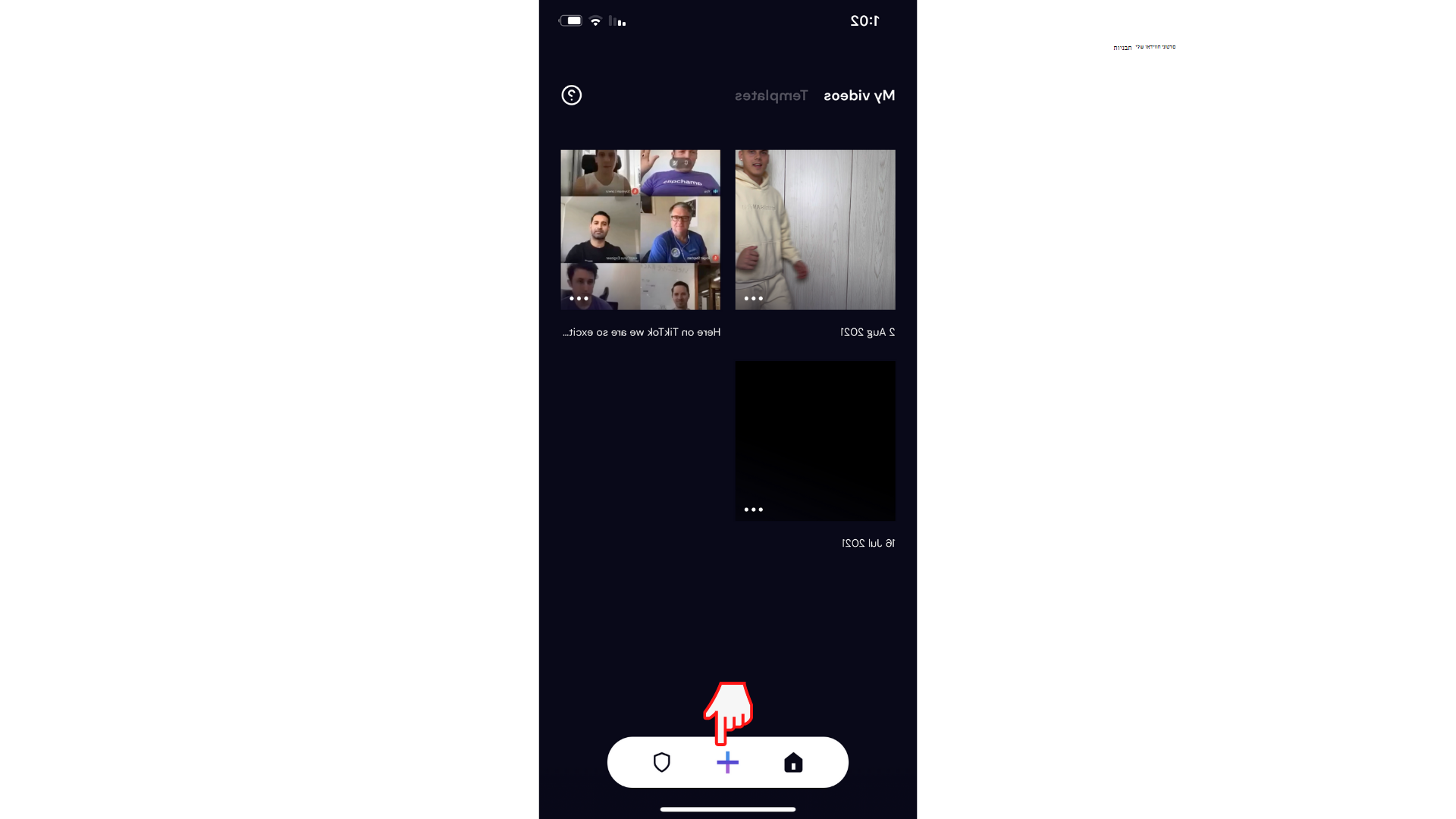 משתמש יוצר סרטון וידאו חדש ביישום Clipchamp iOS על-ידי לחיצה על לחצן סימן החיבור