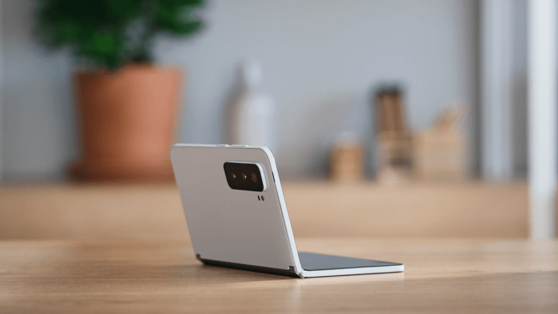 Surface Duo 2 na stolul