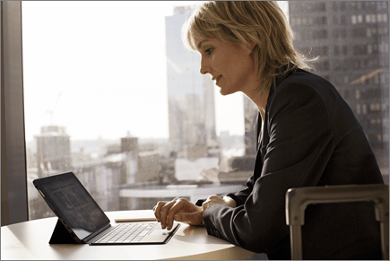 Poslovna žena u udaljenom uredu radi na prijenosnom računalu