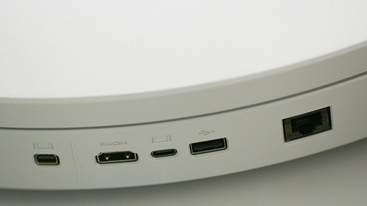 Prikazuje računalni spremnik uređaja Surface Hub 2S s Ethernetom, HDMI-om, DisplayPortom, USB-C-om i USB-A.