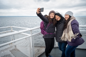 Egy család selfie-t vesz egy kompon