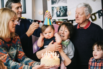 Egy család ünnepli a baba első születésnapját