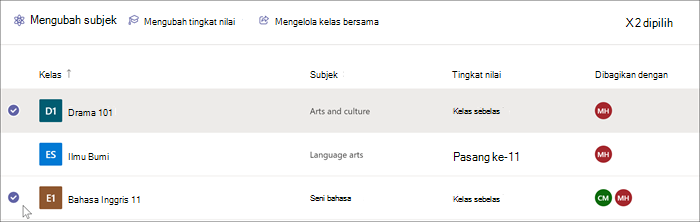 cuplikan layar tampilan berbagi kelas Anda dalam wawasan dengan drama 101 dan bahasa Inggris 11 dipilih dari daftar. Di bagian atas opsi halaman mencakup subjek perubahan, tingkat nilai perubahan, dan kelola kelas