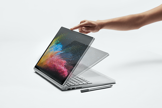 Gambar tampilan samping layar Surface Book 2 sedang dibuka dalam mode Studio.