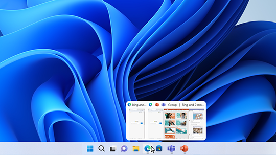 Mengarahkan mouse ke atas taskbar Windows 11 untuk mempratinjau grup posisikan