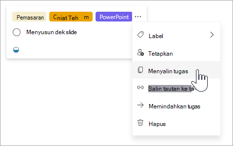Memilih opsi 'Salin tugas' dalam tampilan papan