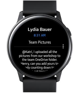 Memperlihatkan Samsung Galaxy Watch dengan email di layar.