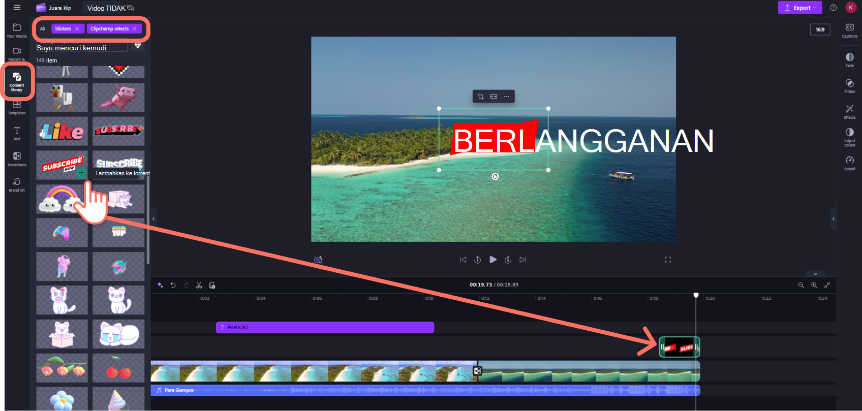 Cuplikan layar Clipchamp untuk akun pribadi pengguna menambahkan stiker ke garis waktu.