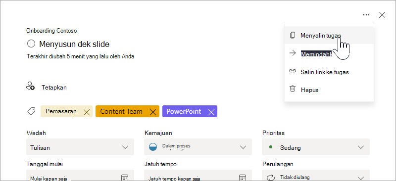 Memilih opsi 'Salin tugas' dalam detail tugas