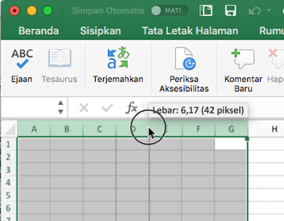 Cuplikan layar yang memperlihatkan cara menggunakan mouse untuk mengubah ukuran lebar kolom di Excel