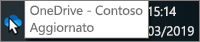 Screenshot del cursore che passa sull'icona blu di OneDrive sulla barra delle applicazioni, con il testo OneDrive - Contoso.